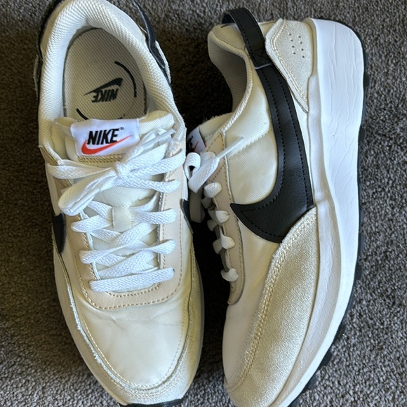Nike size 9 tennis shoe.  1972 Nike check on bottom. Worn only a couple of time. - Picture 1 of 6